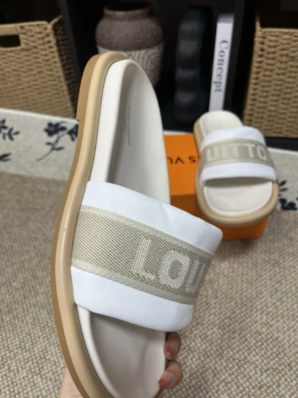 P320💰[New model] Long-term availability, 2025 new model, couple model [LOUlS VUlTTON] comes with drawer box, bag, card, invoice "Louis Vuitton ~ unique modern sandals. 》LV counter purchasing 🏃Men's and women's casual slippers, sold at the same time at the counter, the original old flower material upper is soft and comfortable, (refuses to discolor and rub the feet) sole: original factory special combination original sole, code number: 35--46 4 multiple colors 🉑️ to choose from